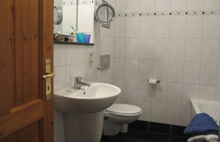 Bad mit Dusche und Badewanne