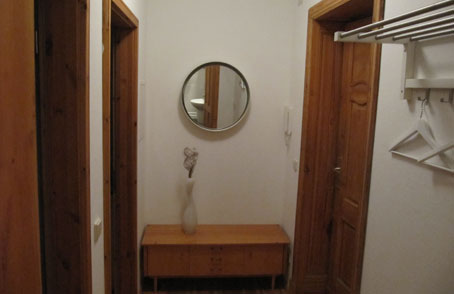 Flur mit Spiegel und Ablage